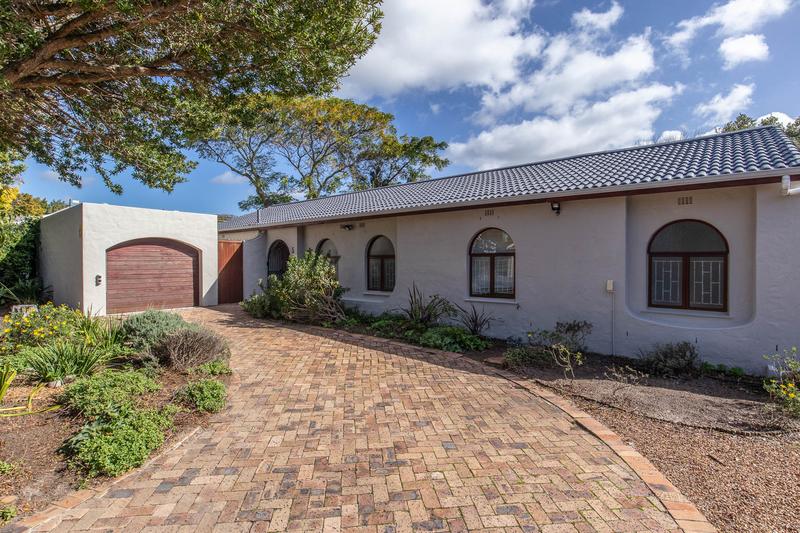 To Let 4 Bedroom Property for Rent in Constantia Western Cape